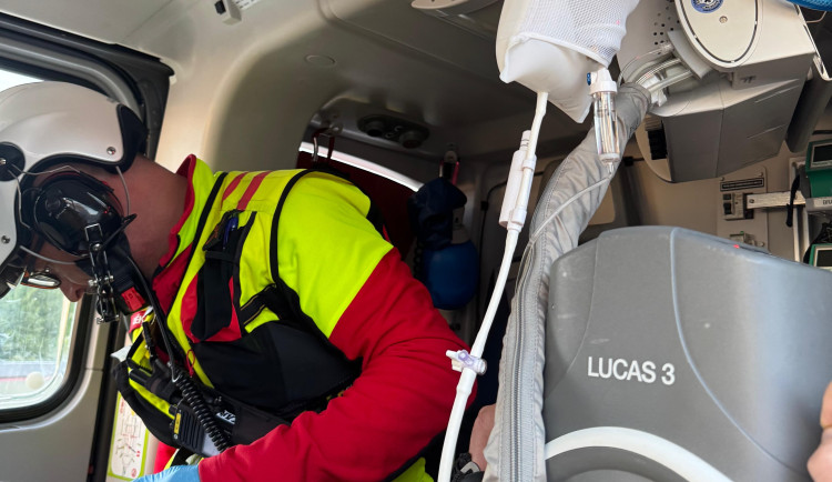 Muž spadl z šestimetrové výšky, první pomoc mu poskytovali svědci