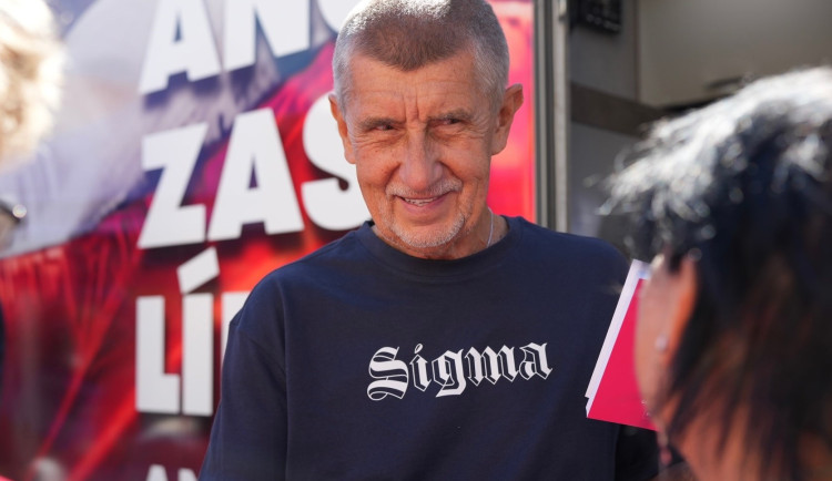 Bouchly mi saze. Muž, který sejmul Babiše holí, se omluvil a popřál mu k narozeninám