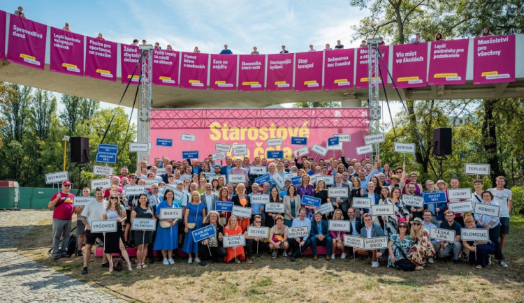 KOMENTÁŘ: Starostové do čela aneb dobývání Kramářovy vily s 10 %