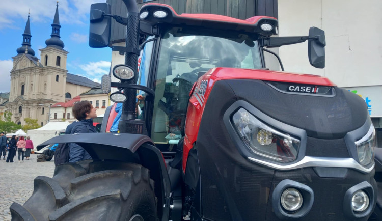 VIDEO: Dožínky nabízí historickou zemědělskou techniku v chodu, mrkvance i slepice