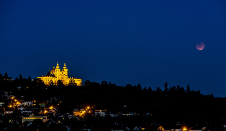 Úplné zatmění Měsíce zaujalo i na Hané. Neobvyklá podívaná přišla o něco později