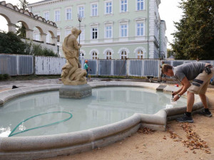 Neptun se vrací do Krnova. Opravená kašna vytryskne už v polovině září