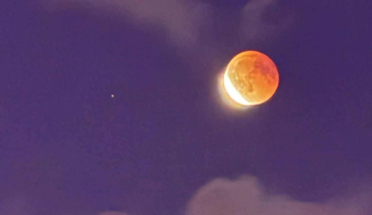 FOTO: Zatmění krvavého úplňku ohromilo Ostravu, Opavu i Havířov