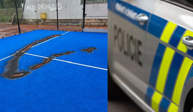 Vandal v Přerově odstřihl kameru a zapálil kurt na padel. Policie a sportovci pátrají po pachateli