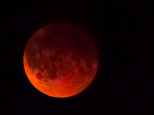 FOTO: Zatmění krvavého úplňku ohromilo Ostravu, Opavu i Havířov
