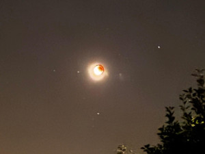 FOTO: Zatmění krvavého úplňku ohromilo Ostravu, Opavu i Havířov