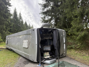 Ve Starých Hamrech havaroval autobus se studenty, jsou hlášeni zranění