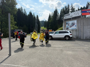 Ve Starých Hamrech havaroval autobus se studenty, jsou hlášeni zranění