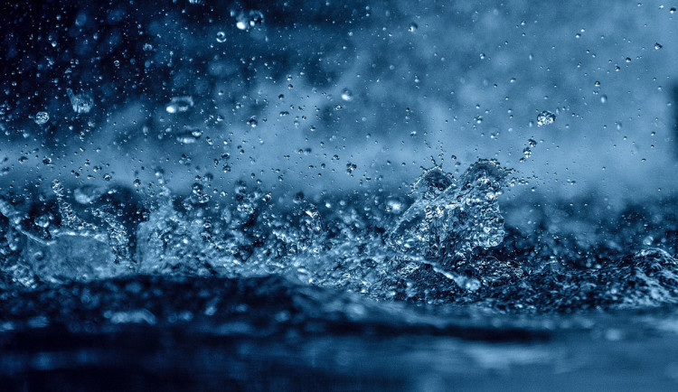 V noci zašli na kebab, žena na ně z okna chrstla hrnec vody. Vášně v centru Olomouce krotili strážníci