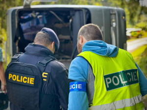 Osm z třicítky zraněných při havárii autobusu v Beskydech zůstalo v nemocnici