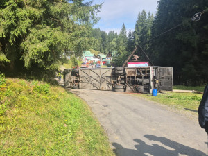 Osm z třicítky zraněných při havárii autobusu v Beskydech zůstalo v nemocnici