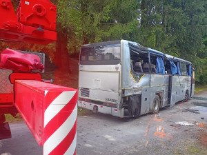 Osm z třicítky zraněných při havárii autobusu v Beskydech zůstalo v nemocnici