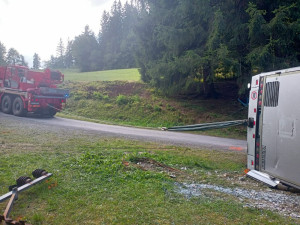 Osm z třicítky zraněných při havárii autobusu v Beskydech zůstalo v nemocnici