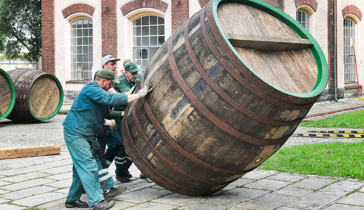 Slavní bednáři v Prazdroji pasovali nového člena. Společně smolili obří pivní sudy
