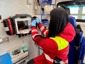 Muž na Ostravsku utrpěl vážná zranění při pádu ze střechy, zřítil se ze čtyř metrů