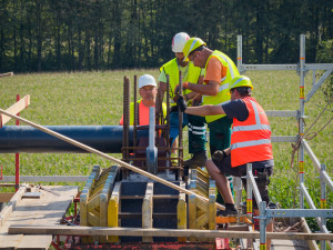 Nová lávka propojuje Karvinou s polským Hażlachem. Usadil ji autojeřáb o nosnosti 230 tun