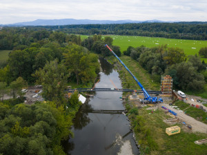 Nová lávka propojuje Karvinou s polským Hażlachem. Usadil ji autojeřáb o nosnosti 230 tun