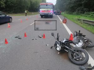 Šestnáctiletý motorkář narazil do auta, zdravotníci ho museli uvést do umělého spánku