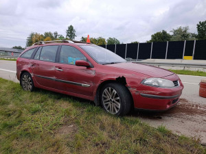 Řidič si ustlal na D48 a nadýchal 3,5 promile. V autě měl přitom malého syna