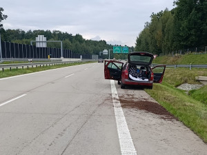 Řidič si ustlal na dálnici a nadýchal 3,5 promile. V autě měl přitom malého syna