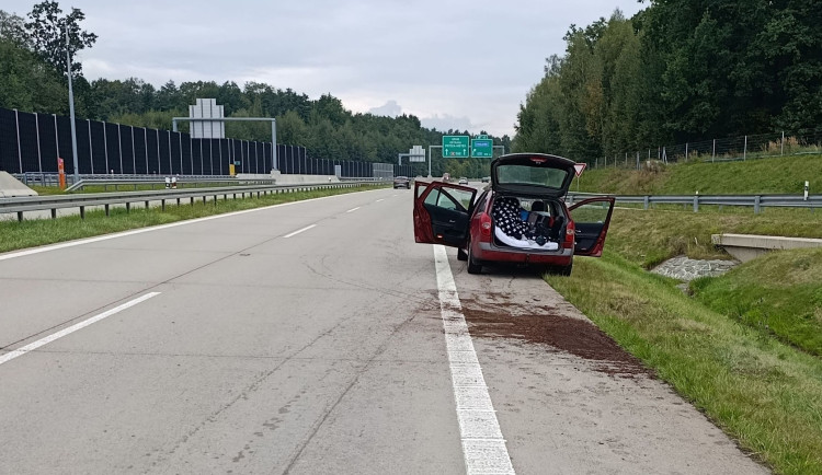 Řidič si ustlal na D48 a nadýchal 3,5 promile. V autě měl přitom malého syna