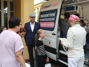 Jen čtyři děti ze 70 měly zuby v pořádku. Dentobus zkontroluje chrup školáků