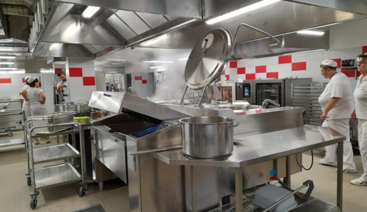 Nový Jičín zmodernizoval školní kuchyni a jídelnu. Mají nový výtah a šetří energie