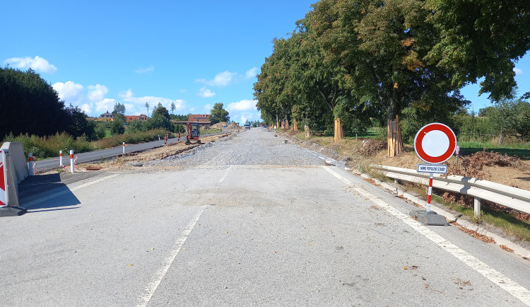 FOTO: Dělníci pracují na obchvatu Rytířska. Za měsíc a půl tam mají jezdit auta