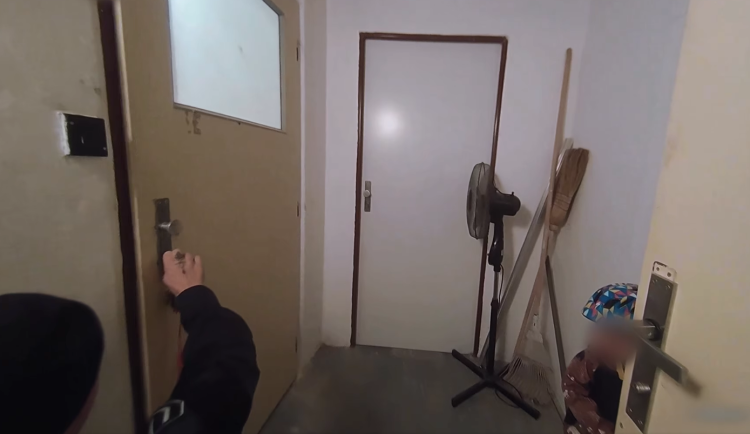 VIDEO: Chlapeček zamkl mámu ve sklepě, a netušil, jak ji znovu vysvobodit