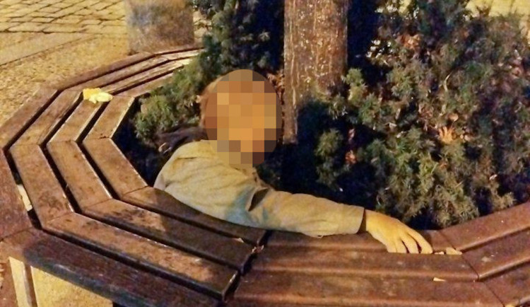 Opilec uvízl mezi lavičkou a stromem, nadýchal téměř čtyři promile