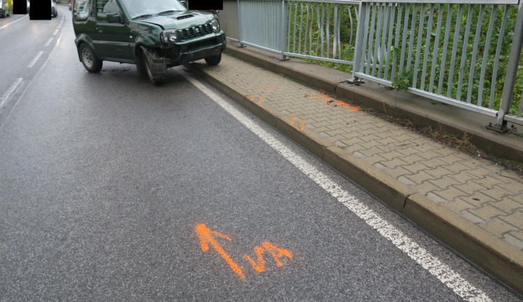 Řidič ve Smržovce jel moc rychle, na mokru dostal smyk a havaroval