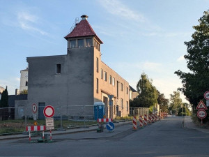 Demolice staré zbrojnice v Klimkovicích uvolní místo pro novou za 70 milionů korun
