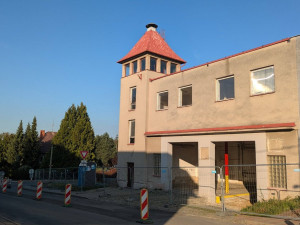 Demolice staré zbrojnice v Klimkovicích uvolní místo pro novou za 70 milionů korun