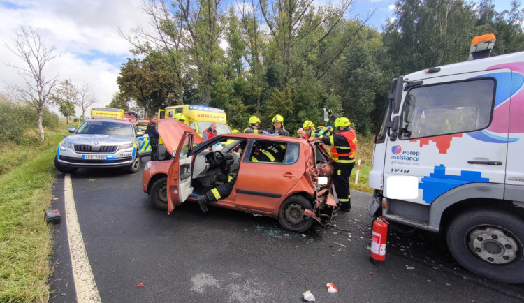 FOTO: U Hroznětína se při nehodě zranili tři lidé, letěly pro ně dva vrtulníky