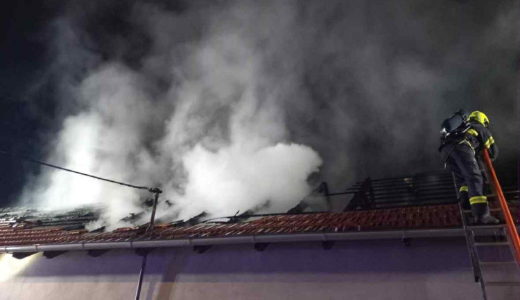 Na Hodonínsku hořel rodinný dům, škoda je dva miliony korun