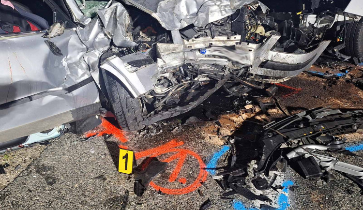 Srážka dodávky a osobního auta u Pohořelic si vyžádala jeden lidský život