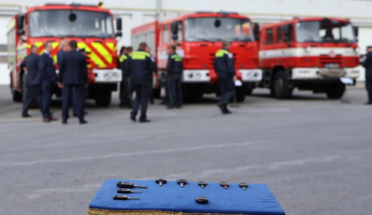 Dobrovolní hasiči budou rychlejší, dostali cisterny a dýchací techniku. Olomouc má nové garáže
