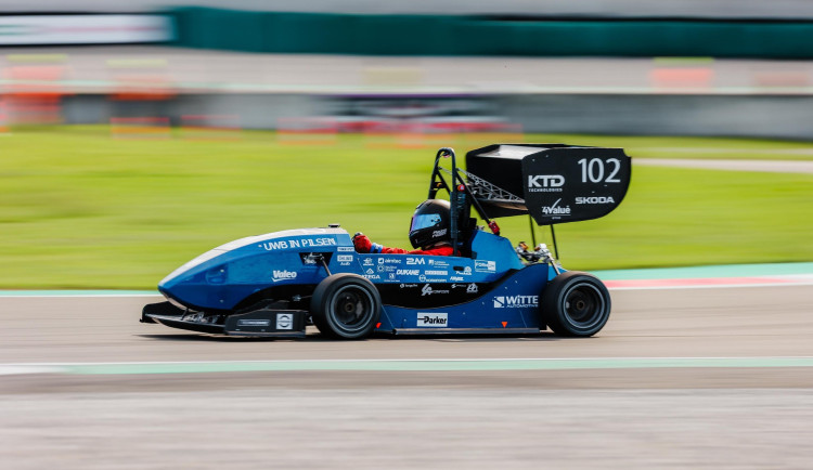 Elektrická formule plzeňských studentů obstála na okruhu v Itálii