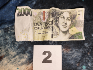 Policie obvinila čtyři lidi kvůli padělání dvoutisícových bankovek