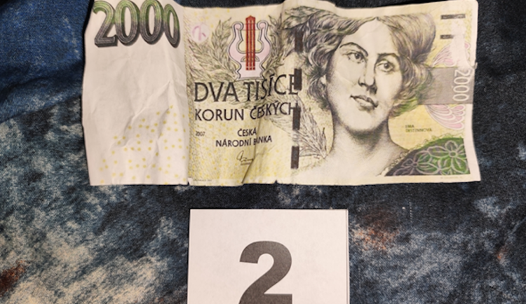 Policie obvinila čtyři lidi kvůli padělání dvoutisícových bankovek.