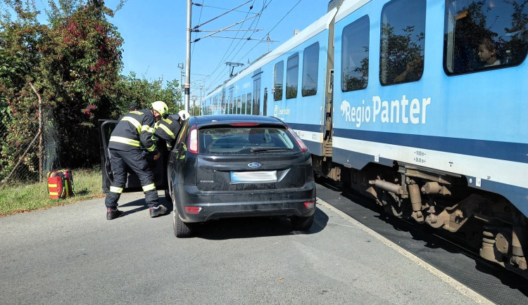 Řidič přehlédl v Hradci výstražná světla, srážku s vlakem odnesl lehčím zraněním