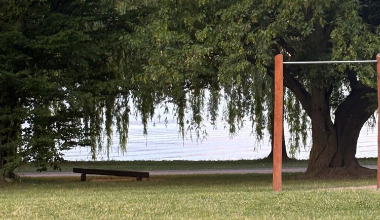 Zdrogovaná a polonahá dívka se postarala o humbuk na Prýglu, skončila na záchytce