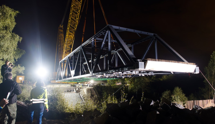 Obří jeřáb usadil 180tunovou konstrukci kdysi největšího svařovaného mostu na světě