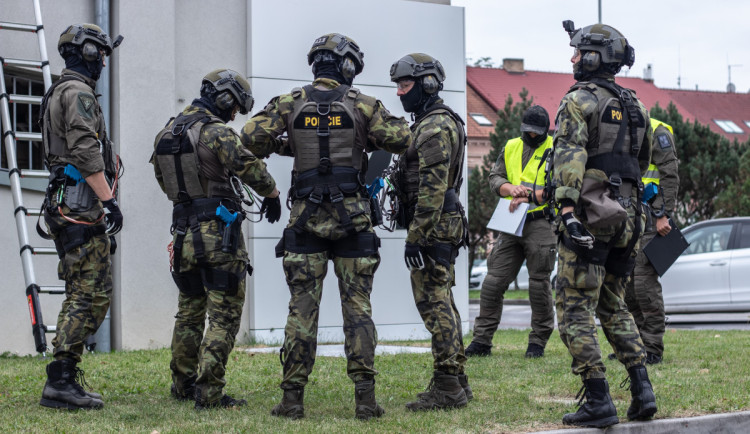 Slaňování, fast rope i první pomoc. Zásahovky zahájily mistrovství v IGY centru
