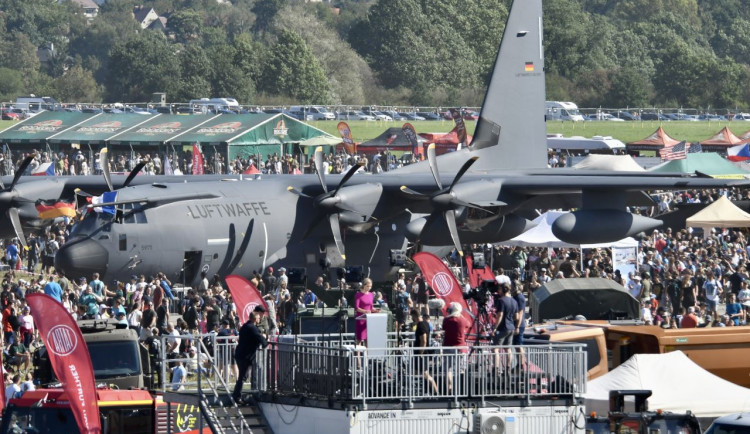 Dny NATO na letišti v Mošnově navštívilo dohromady za oba dny 150 tisíc lidí.