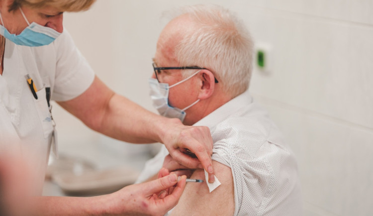 Covid je znovu na vzestupu, nemocnice už zavádějí preventivní opatření