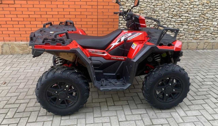 Policie pátrá po ukradené čtyřkolce. Škoda je téměř půl milionu