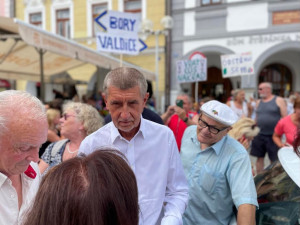 Policie obvinila muže, který francouzskou holí uhodil Babiše na mítinku