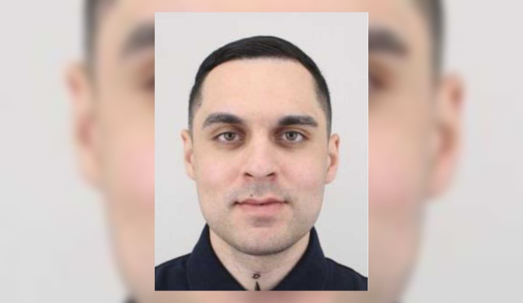 VIDEO: Policie pátrá po muži podezřelém z pokusu o vraždu, je ozbrojený a nebezpečný