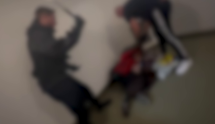 VIDEO: Ochranka obchoďáku mlátila bezdomovce do krve. Používali pepřák, obušky i nože